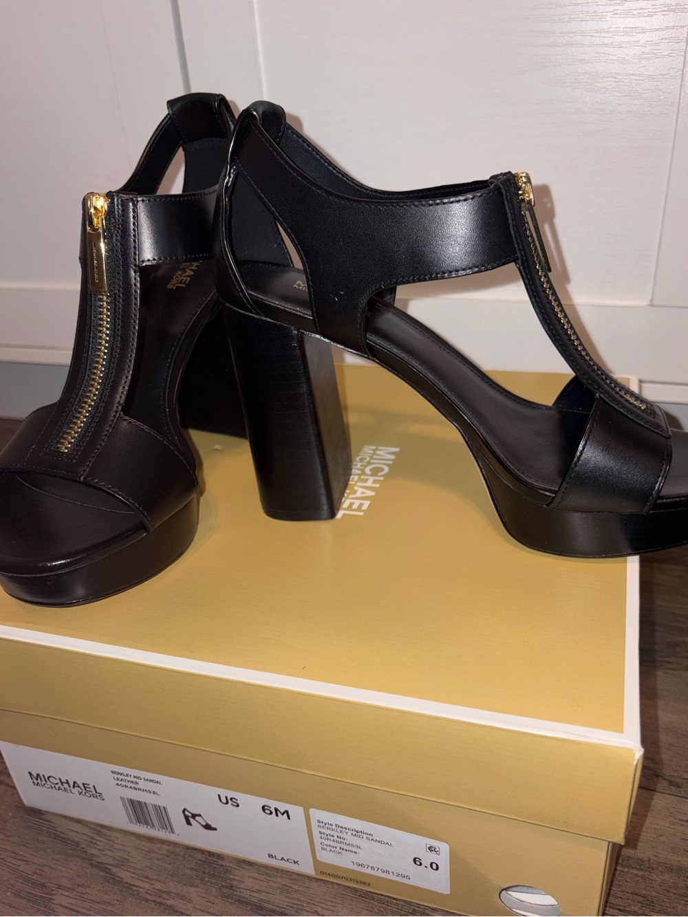 Michael Kors Women's Berkley Mid Sandal, Black, 6 BRAND NEW - Picture 3 of 5
